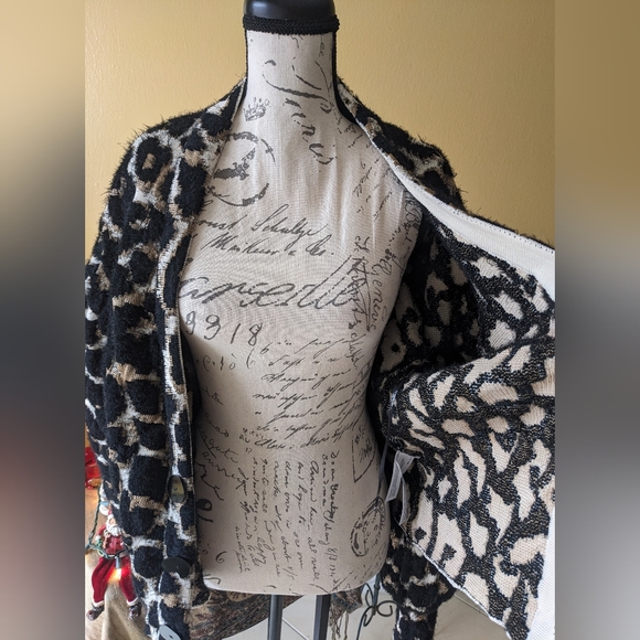 LE LIS BLANC  Chunky Animal Print Cardigan Sweater Coat Size Large - Picture 10 of 16